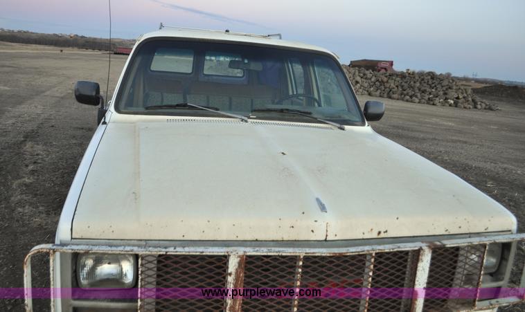 image for item F2218 1990 GMC Suburban 1500 SUV