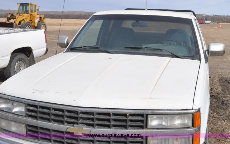 image for item F2220 1992 Chevrolet 1500 Ext. Cab pickup truck