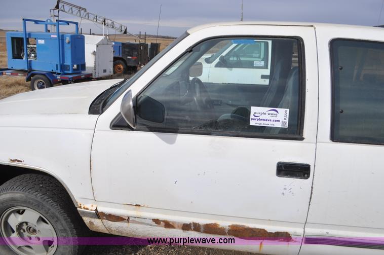 image for item F2220 1992 Chevrolet 1500 Ext. Cab pickup truck