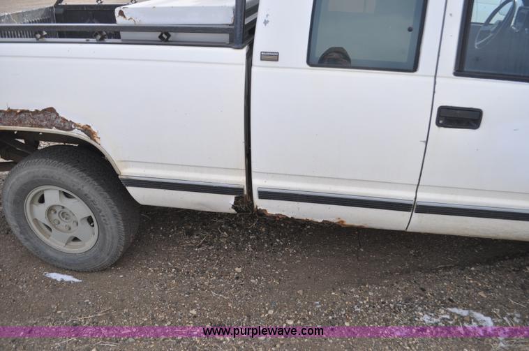 image for item F2220 1992 Chevrolet 1500 Ext. Cab pickup truck