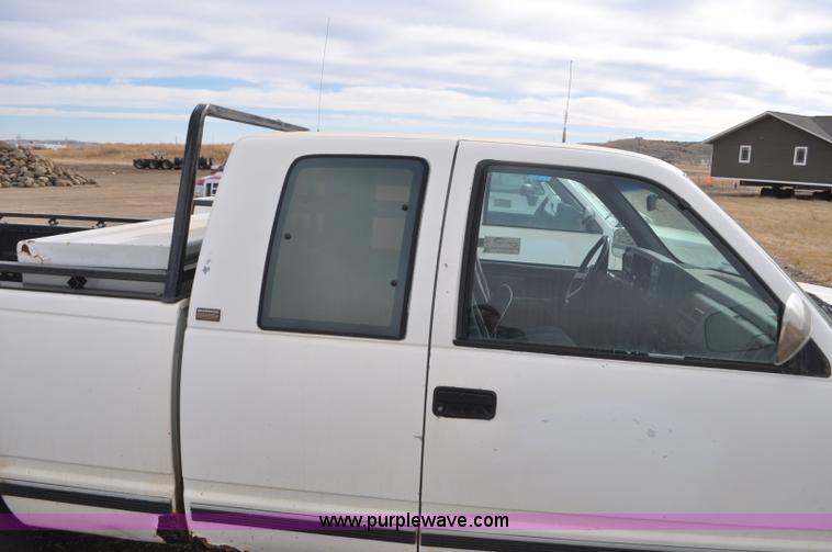 image for item F2220 1992 Chevrolet 1500 Ext. Cab pickup truck