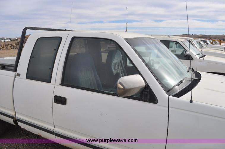 image for item F2220 1992 Chevrolet 1500 Ext. Cab pickup truck