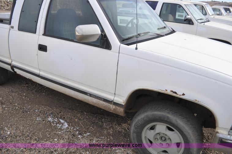 image for item F2220 1992 Chevrolet 1500 Ext. Cab pickup truck