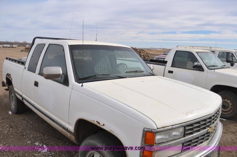 image for item F2220 1992 Chevrolet 1500 Ext. Cab pickup truck