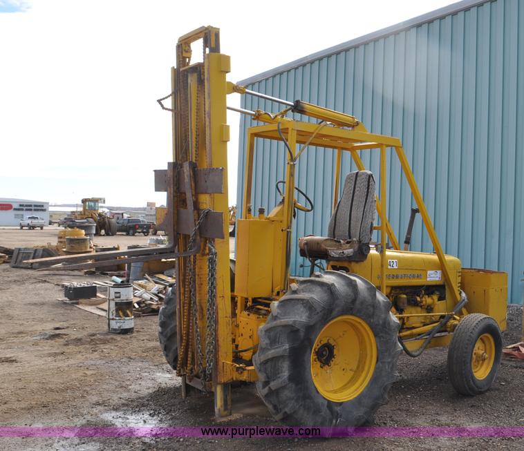 image for item F2244 International forklift