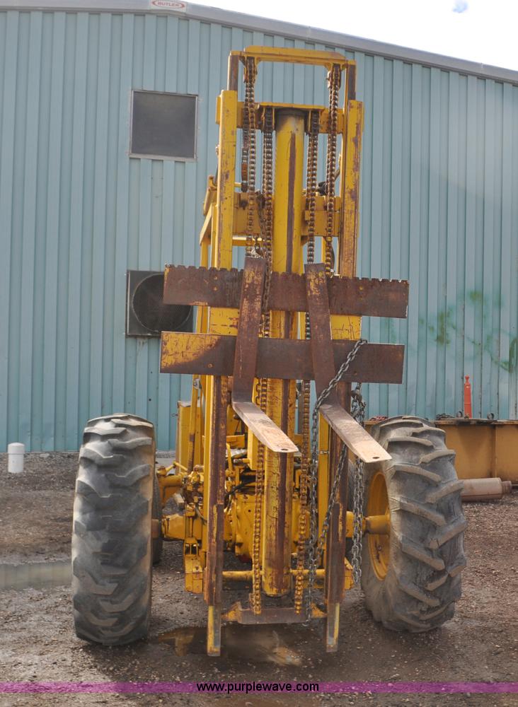 image for item F2244 International forklift