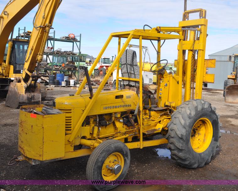 image for item F2244 International forklift