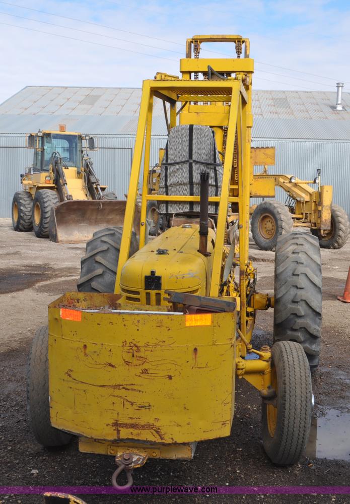 image for item F2244 International forklift