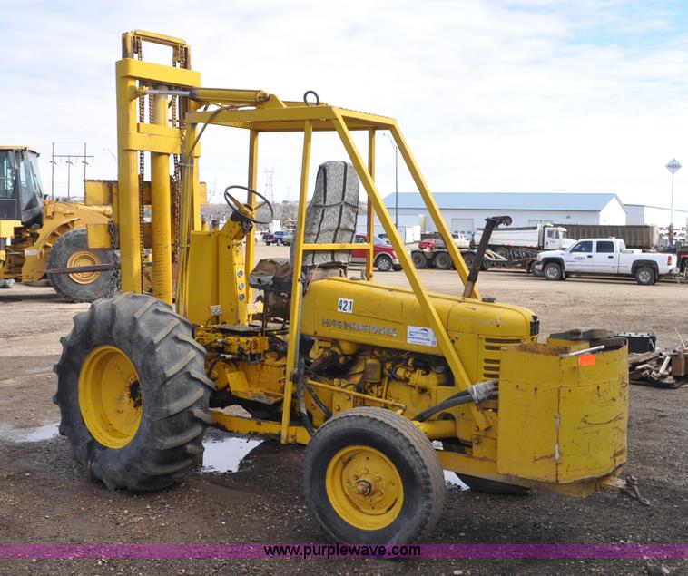 image for item F2244 International forklift