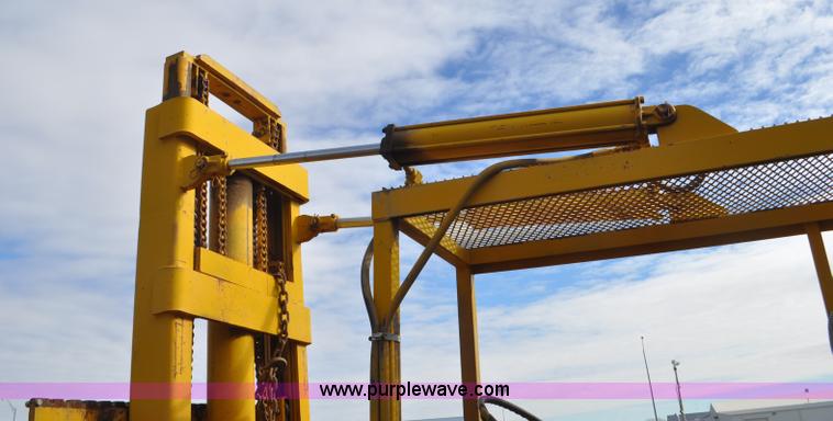 image for item F2244 International forklift