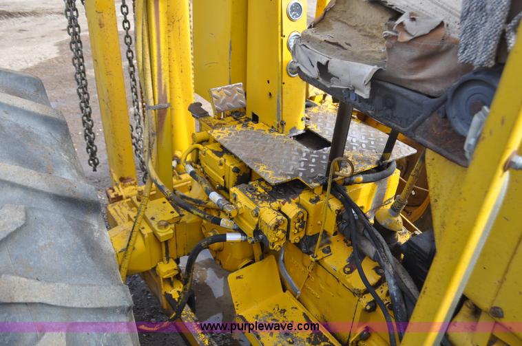 image for item F2244 International forklift