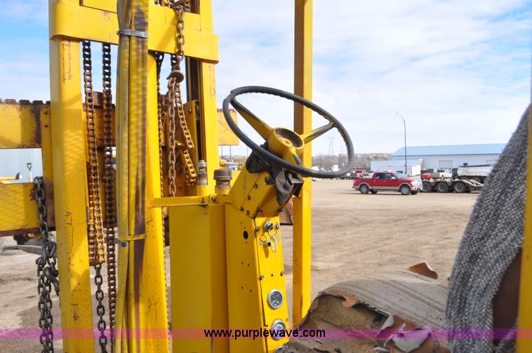 image for item F2244 International forklift