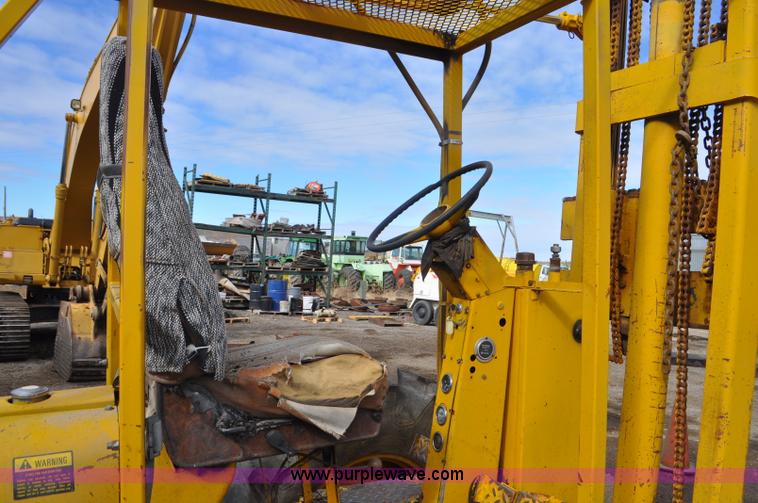 image for item F2244 International forklift