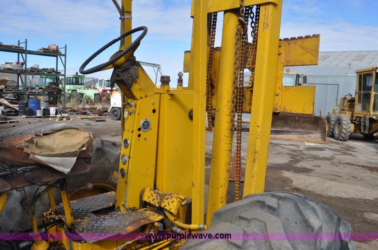 image for item F2244 International forklift