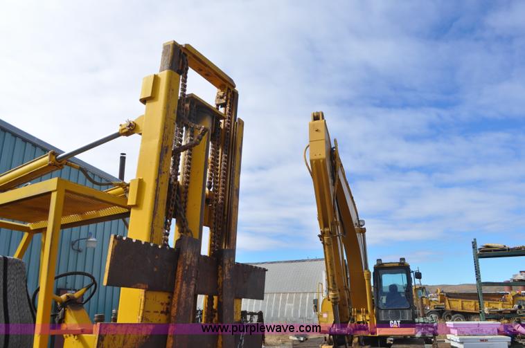 image for item F2244 International forklift