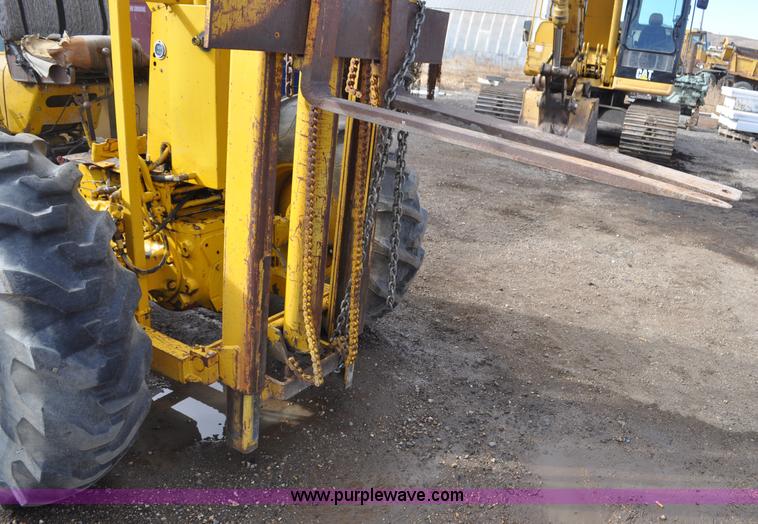 image for item F2244 International forklift