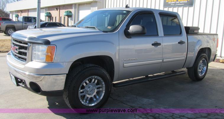 image for item F8983 2008 GMC Sierra 1500 Crew Cab pickup truck