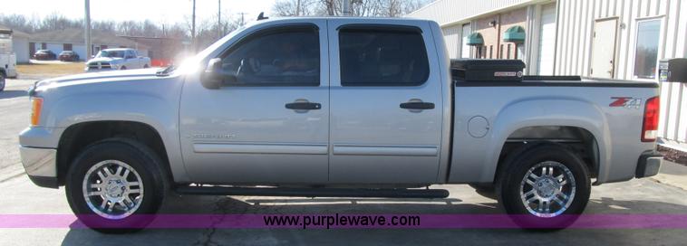 image for item F8983 2008 GMC Sierra 1500 Crew Cab pickup truck