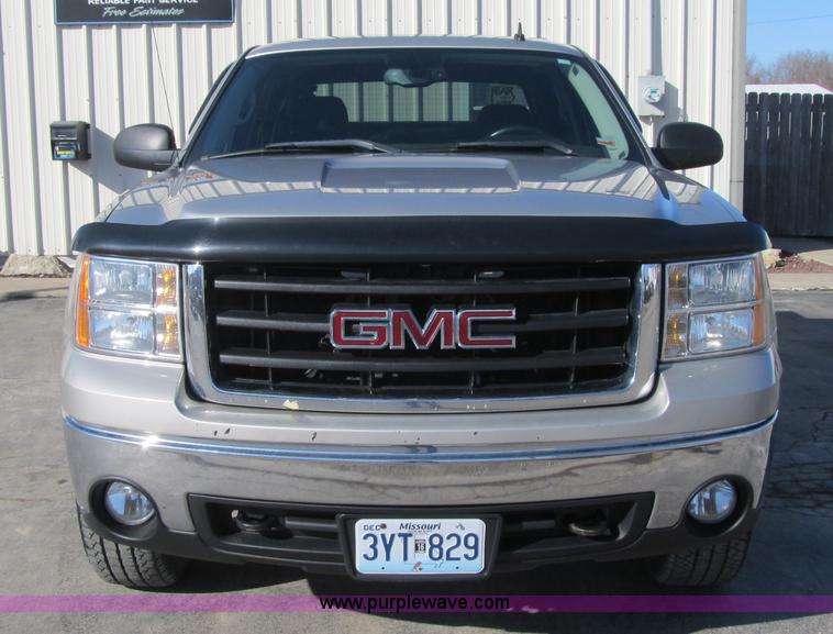 image for item F8983 2008 GMC Sierra 1500 Crew Cab pickup truck