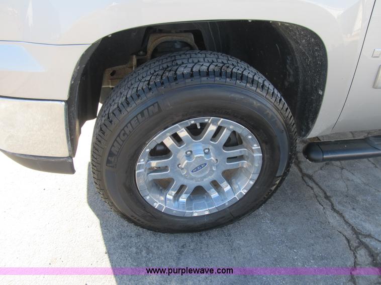 image for item F8983 2008 GMC Sierra 1500 Crew Cab pickup truck