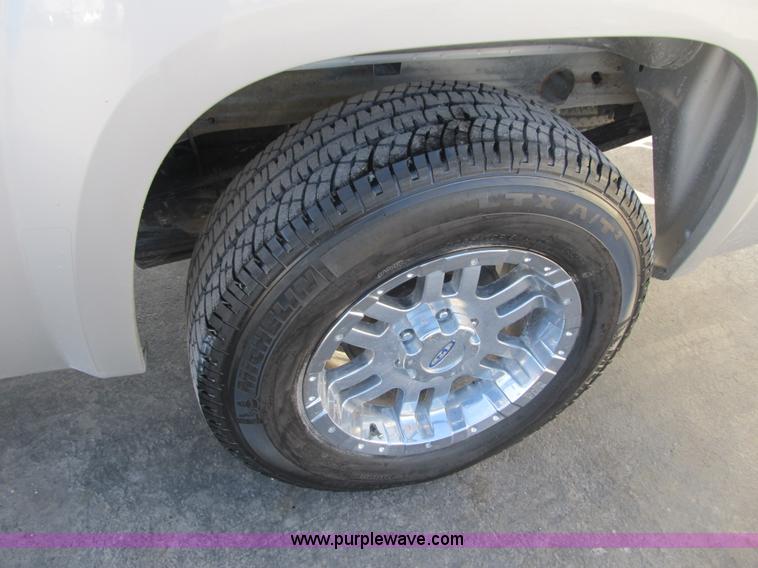 image for item F8983 2008 GMC Sierra 1500 Crew Cab pickup truck