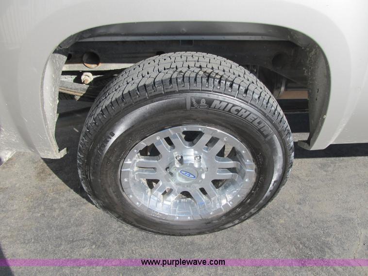 image for item F8983 2008 GMC Sierra 1500 Crew Cab pickup truck