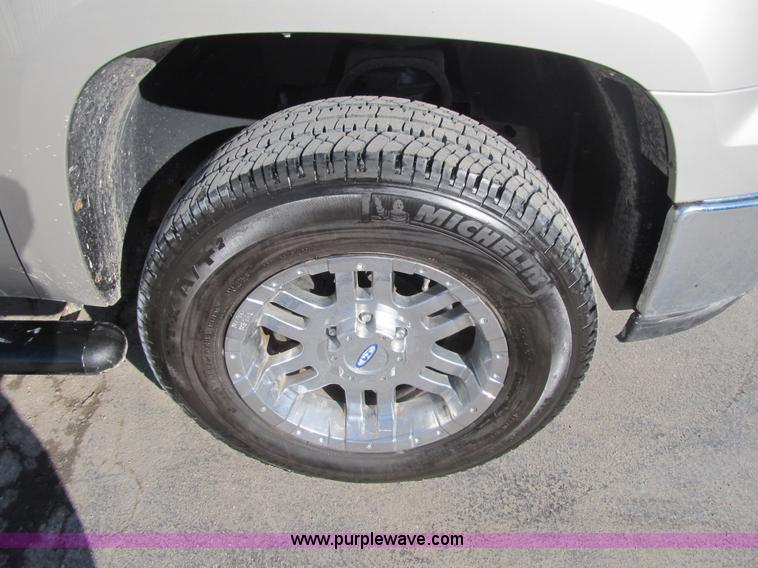 image for item F8983 2008 GMC Sierra 1500 Crew Cab pickup truck