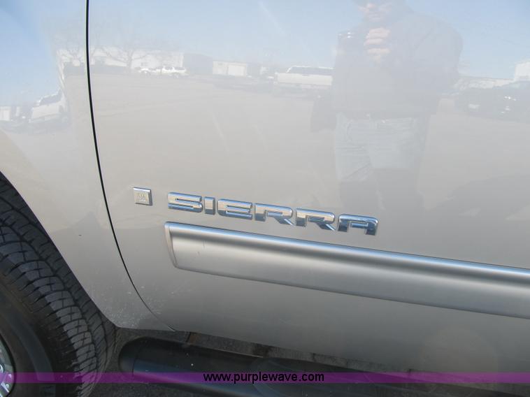 image for item F8983 2008 GMC Sierra 1500 Crew Cab pickup truck