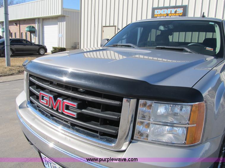 image for item F8983 2008 GMC Sierra 1500 Crew Cab pickup truck