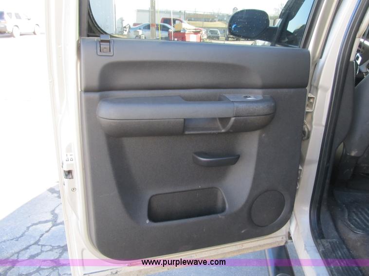 image for item F8983 2008 GMC Sierra 1500 Crew Cab pickup truck