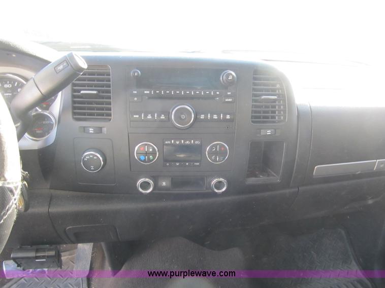 image for item F8983 2008 GMC Sierra 1500 Crew Cab pickup truck