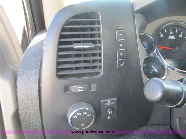 image for item F8983 2008 GMC Sierra 1500 Crew Cab pickup truck