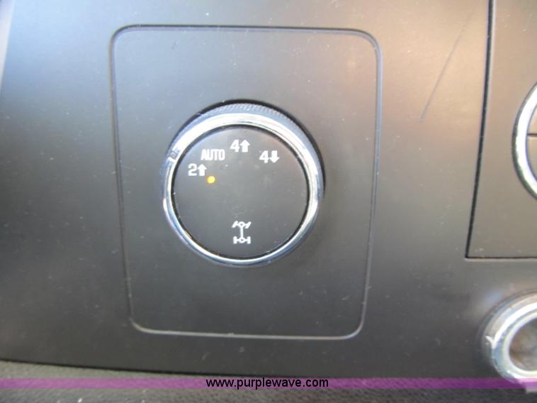 image for item F8983 2008 GMC Sierra 1500 Crew Cab pickup truck