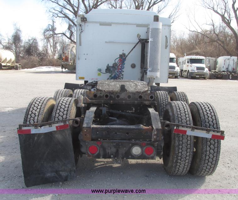 image for item G9768 2007 International 9200i semi truck