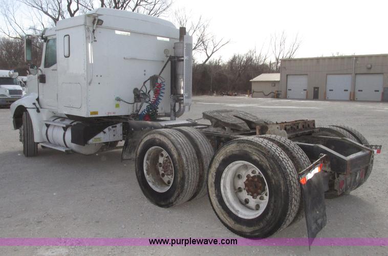 image for item G9768 2007 International 9200i semi truck