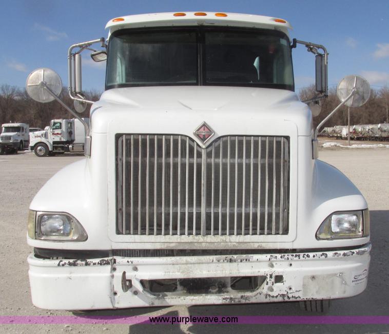 image for item G9768 2007 International 9200i semi truck