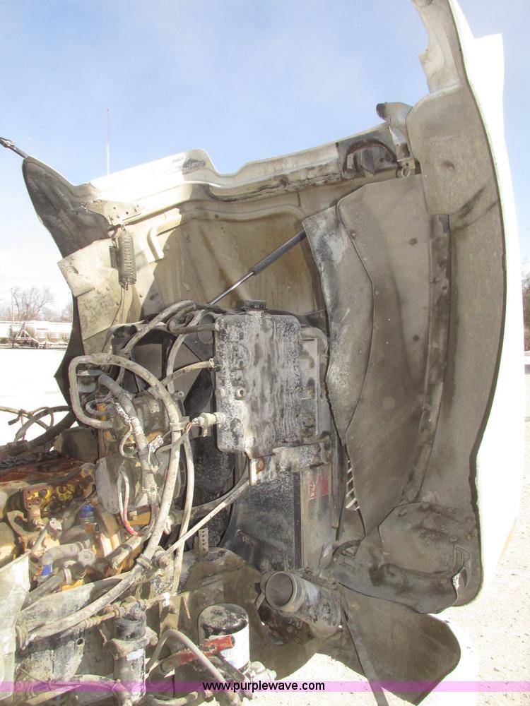 image for item G9768 2007 International 9200i semi truck