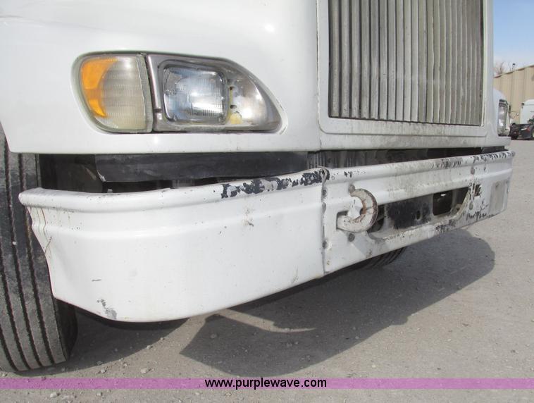 image for item G9768 2007 International 9200i semi truck