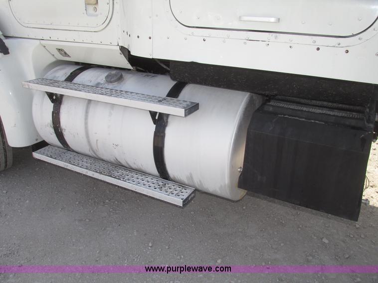 image for item G9768 2007 International 9200i semi truck