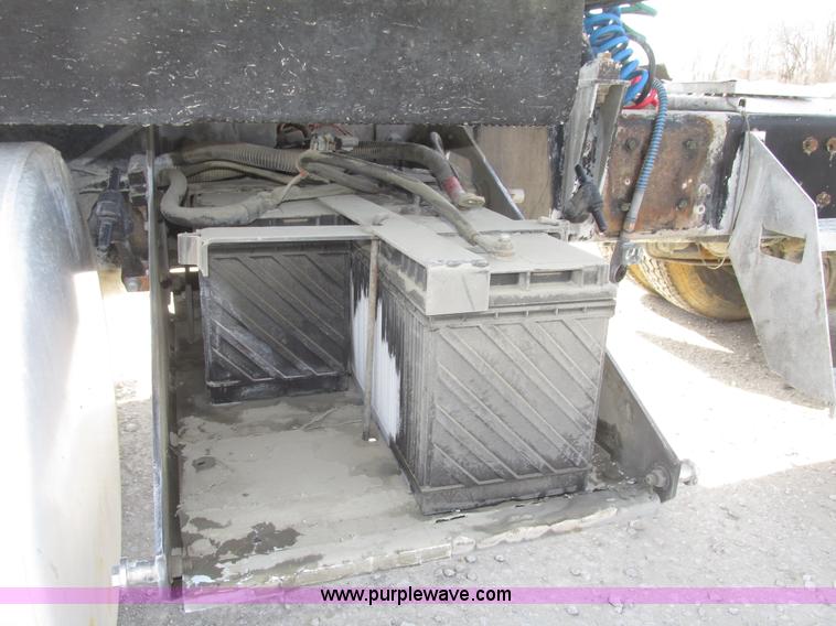 image for item G9768 2007 International 9200i semi truck