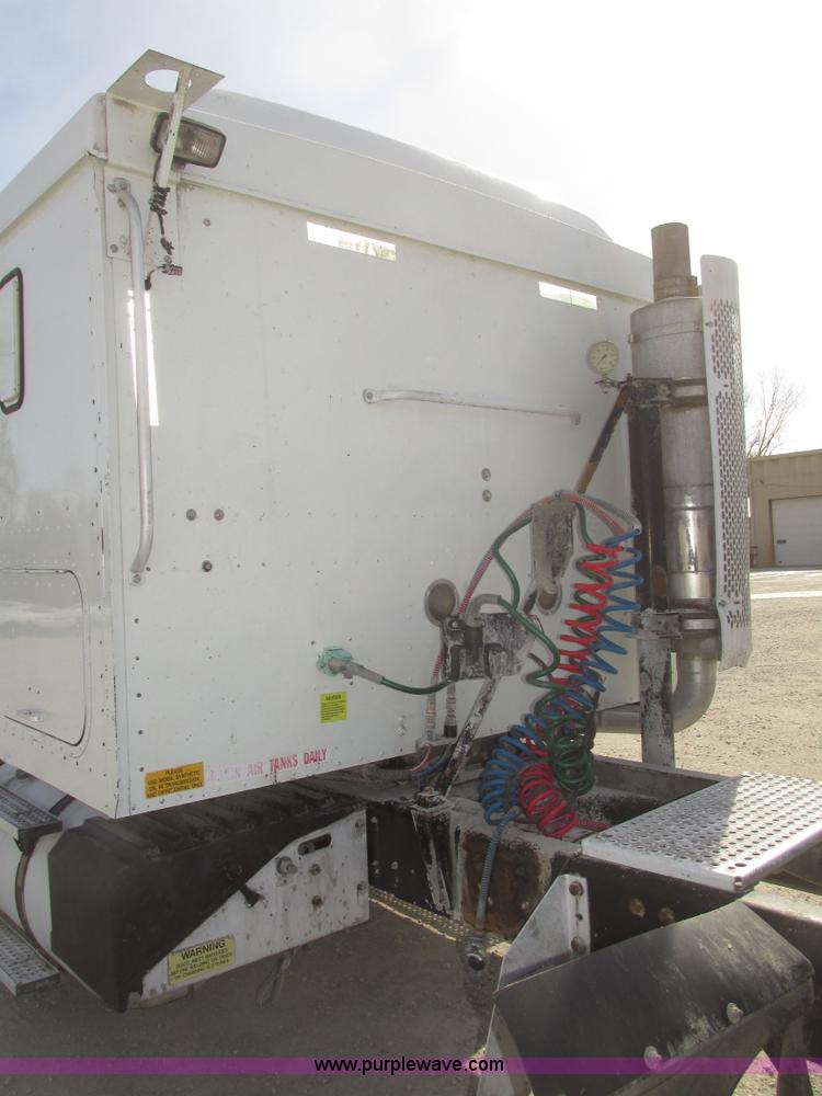 image for item G9768 2007 International 9200i semi truck