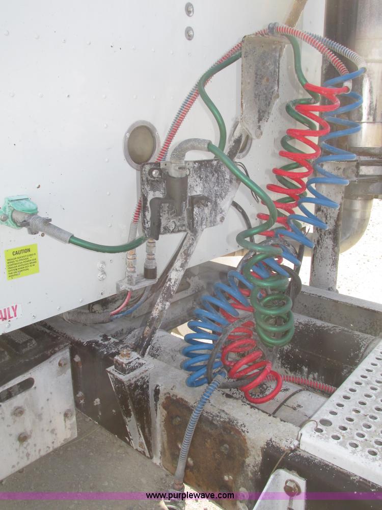 image for item G9768 2007 International 9200i semi truck