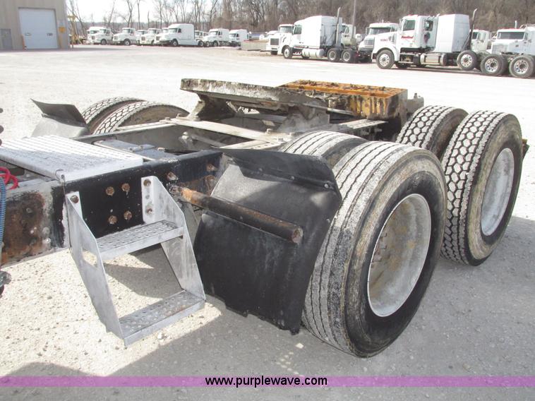 image for item G9768 2007 International 9200i semi truck