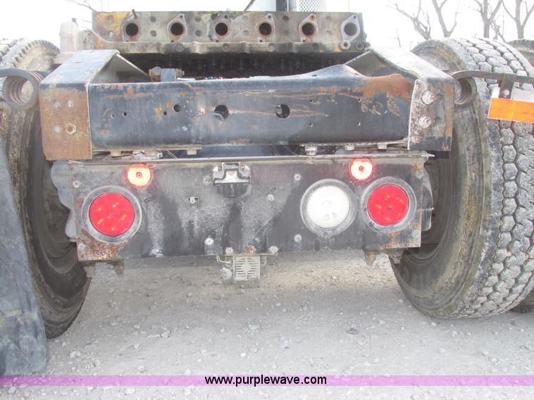 image for item G9768 2007 International 9200i semi truck