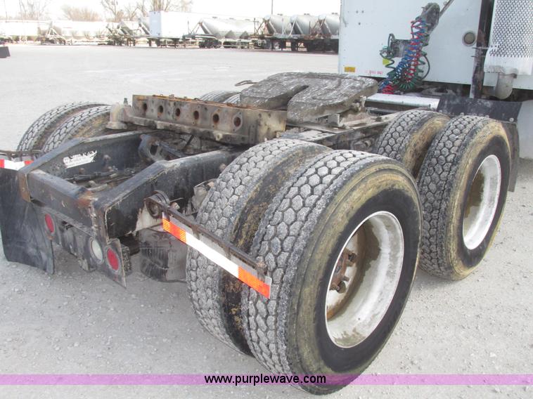 image for item G9768 2007 International 9200i semi truck