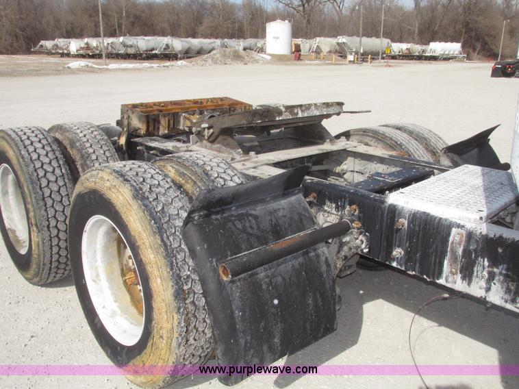 image for item G9768 2007 International 9200i semi truck