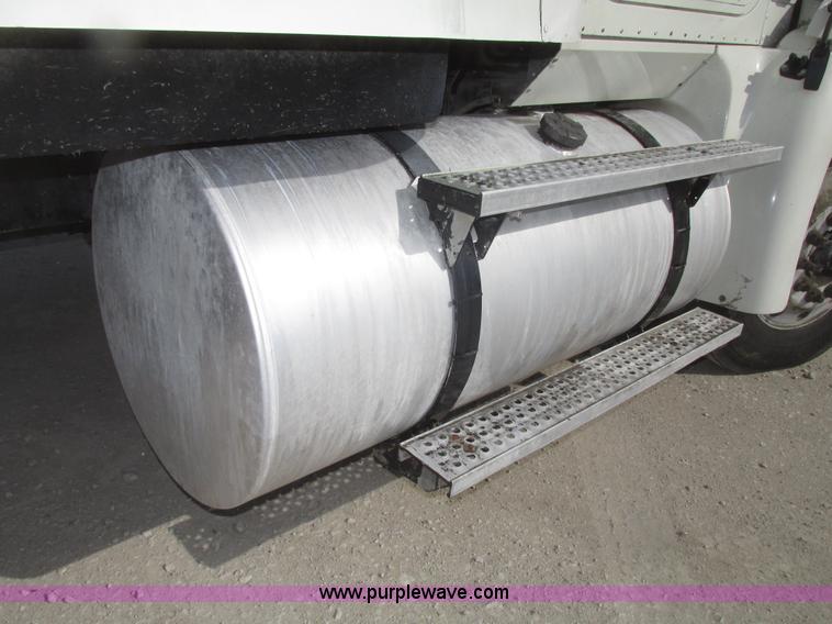 image for item G9768 2007 International 9200i semi truck