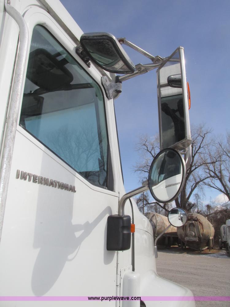 image for item G9768 2007 International 9200i semi truck