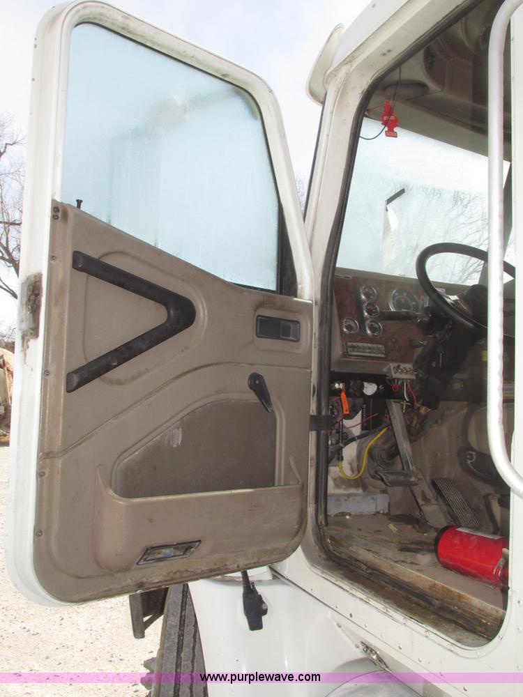 image for item G9768 2007 International 9200i semi truck