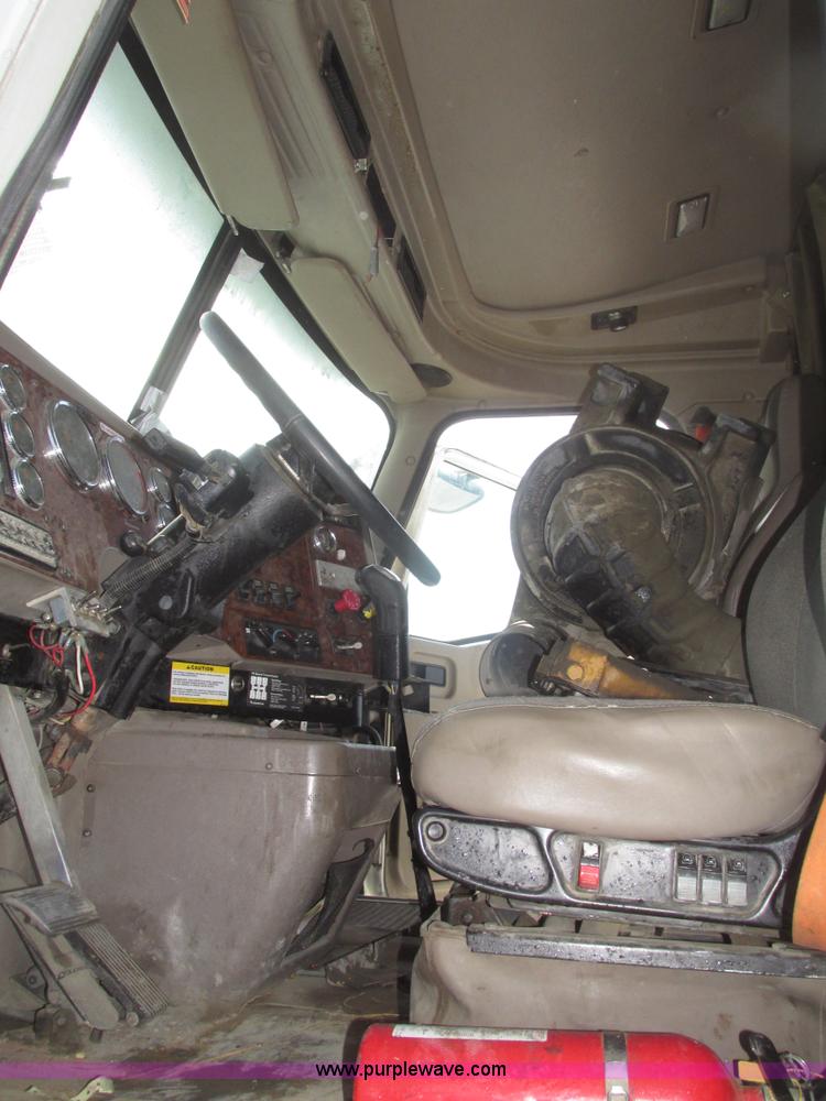 image for item G9768 2007 International 9200i semi truck